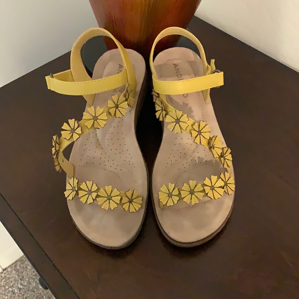 Yellow Flower Sandals Size 8